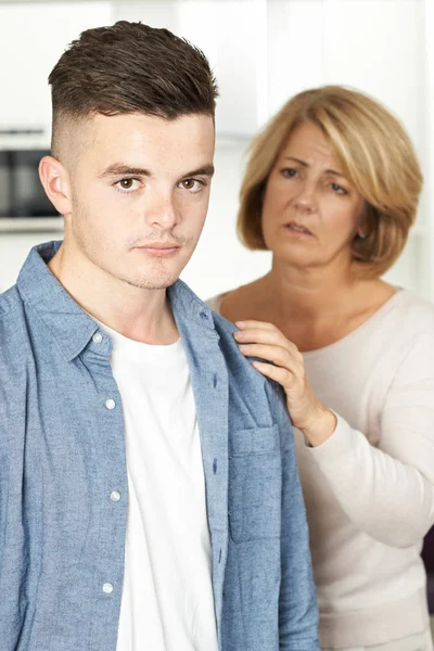 Мать беспокоится о несчастном сыне-подростке — стоковое фото