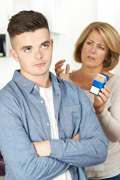 Matka mówi do nastoletniego syna o niebezpieczeństwach palenia — Zdjęcie stockowe
