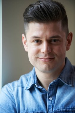 Kapalı baş ve omuz portre gülümseyen adam