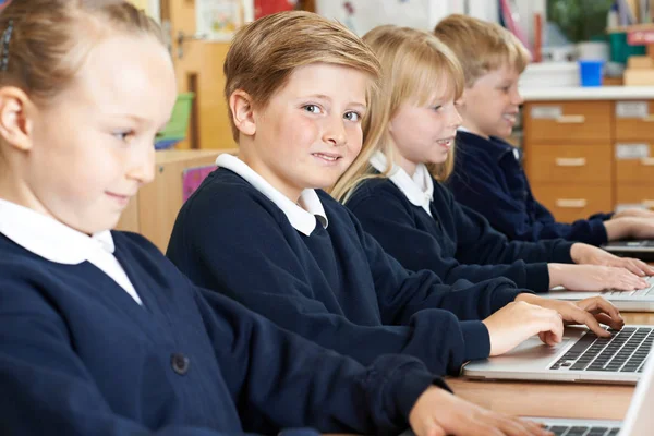 Groupe d'enfants de l'école primaire en classe d'informatique — Photo