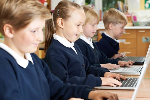 Groupe d'enfants de l'école primaire en classe d'informatique — Photo