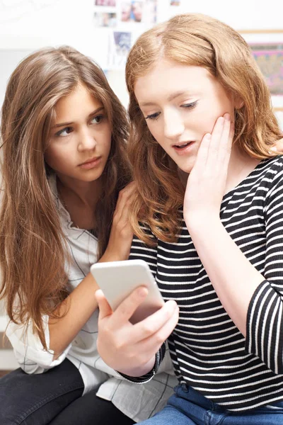 Nastolatka z przyjacielem prześladowane przez SMS — Zdjęcie stockowe