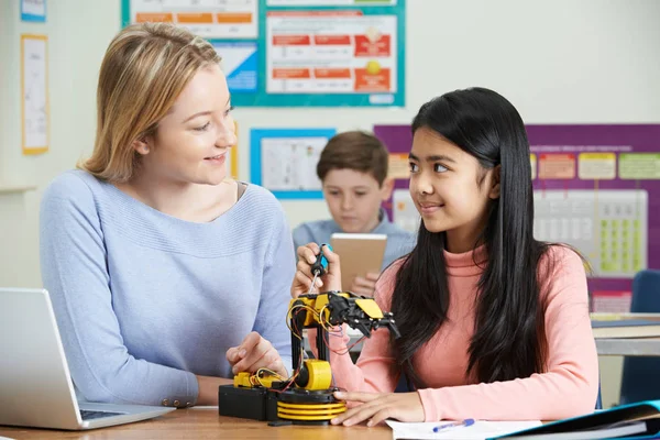 Insegnante con alunni in Scienze Lezione di Robotica — Foto Stock