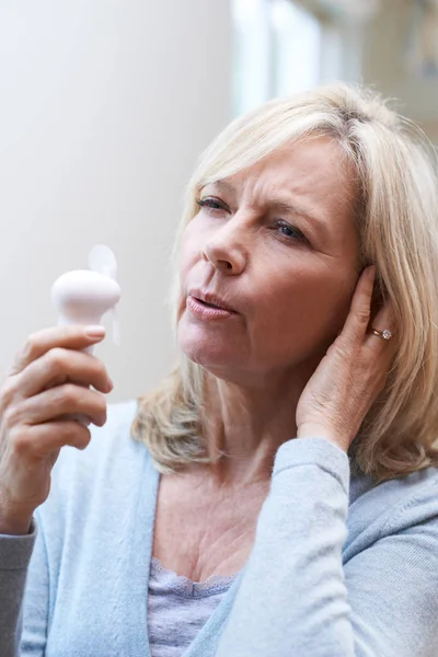 Reife Frau erlebt Hitzewallung in den Wechseljahren — Stockfoto