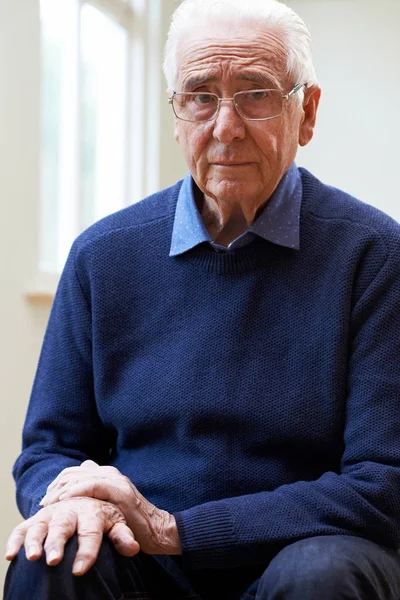 Senior Man lijden met Parkinson laboratoriumonderzoeken — Stockfoto