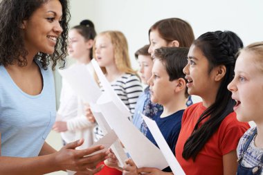 Çocuklarda okul koro öğretmeni tarafından teşvik ediliyor