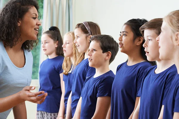 Kindergruppe mit Lehrer genießt Singgruppe — Stockfoto