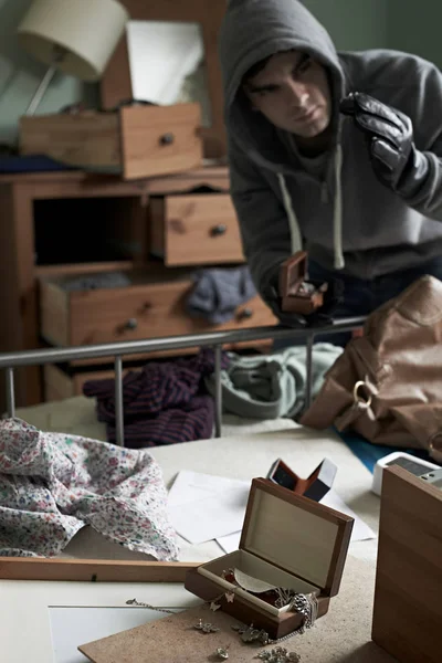 Vol de cambrioleurs Articles dans la chambre à coucher pendant la rupture du tuyau — Photo