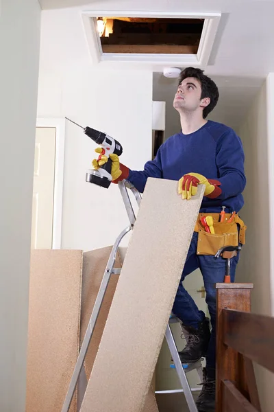 Workman placas de montagem para andar de casa Loft — Fotografia de Stock