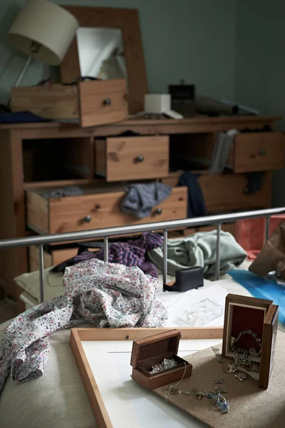 Dormitorio saqueado durante robo — Foto de Stock