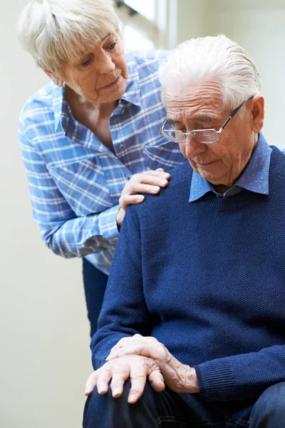 Mulher sênior conforta marido sofrendo com Parkinsons Diesease — Fotografia de Stock