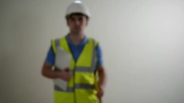 Odak ve gülümsüyor giyen kask yürür Oluşturucu