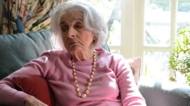Evde koltukta oturan yalnız kadın kıdemli