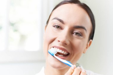 Kadın banyoda diş fırçası ile diş fırçalama