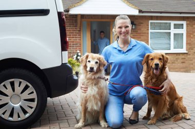 Kadın çalışan hizmet yürüyen köpek portresi