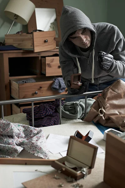 Ladrón robando artículos del dormitorio durante el allanamiento de morada — Foto de Stock