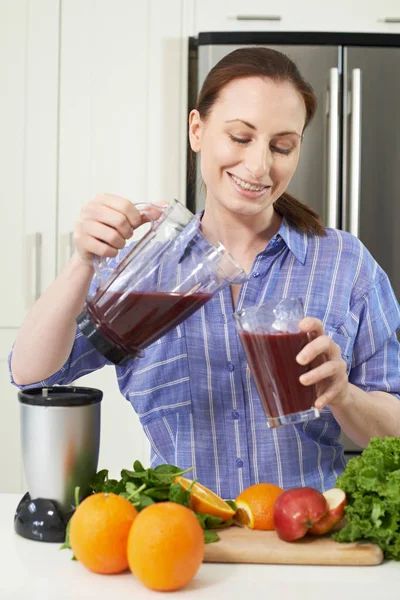Woman Making Juice Or Smoothie In Kitchen — Stock Photo, Image