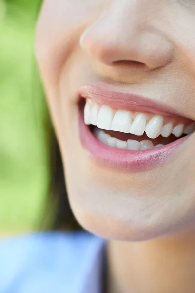 Nahaufnahme einer Frau mit schönen und perfekten Zähnen — Stockfoto