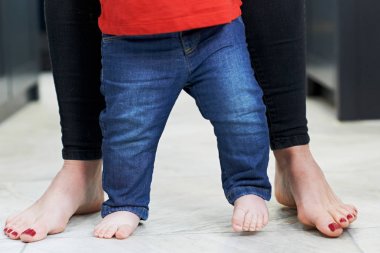 Mutfakta yürümeyi anne yardım bebek oğlunun yakın çekim