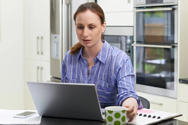 Női szabadúszó munkavállaló használ Laptop konyha otthon — Stock Fotó