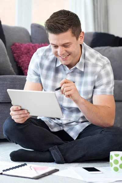 Αρσενικό ανεξάρτητος σχεδιαστής χρησιμοποιώντας ψηφιακό Tablet στο σπίτι — Φωτογραφία Αρχείου