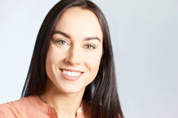 Portrait extérieur de femme avec des dents parfaites et beau sourire — Photo