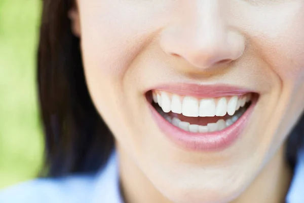 Zbliżenie kobiety piękne zęby i piękny uśmiech — Zdjęcie stockowe