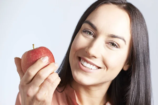 Portrait Of Woman With Beautiful Smile Holding Apple — Stock Photo, Image