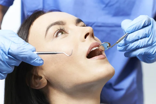 Молода жінка перевіряє стоматологічний іспит у стоматолога — стокове фото