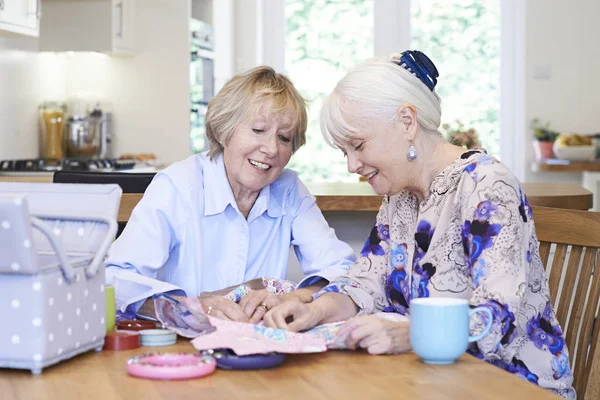 Duas mulheres seniores costura Quilt juntos — Fotografia de Stock