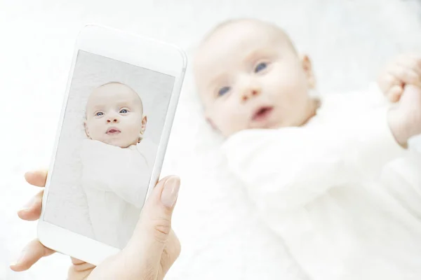 Mãe Tirando Foto Bebê Menina Telefone Móvel — Fotografia de Stock