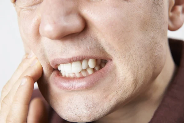 Närbild av Man lider av tandvärk — Stockfoto