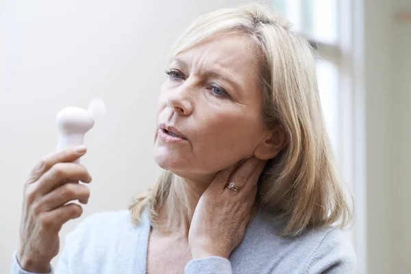 Mujer madura experimentando sofocos de menopausia — Foto de Stock