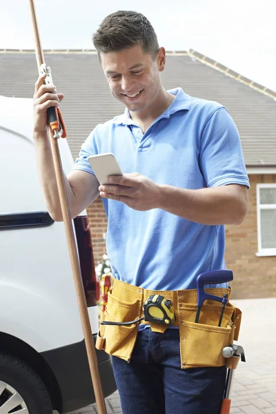 Plumber With Van Texting On Mobile Phone Outside House — Stock Photo, Image