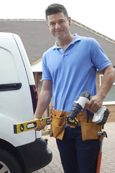 Retrato del constructor con Van fuera de casa —  Fotos de Stock