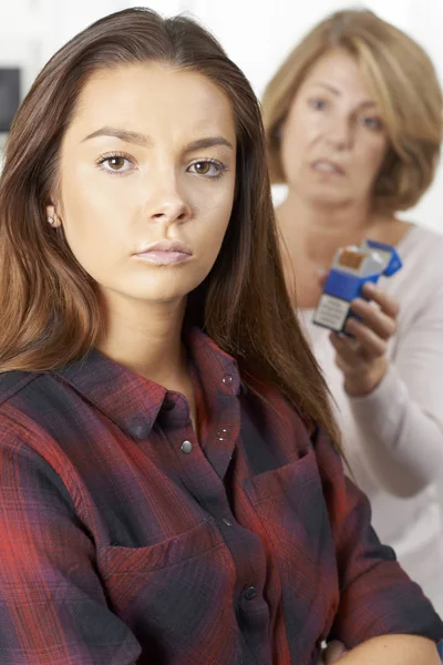 Matka rozmowy z nastoletnią córkę o niebezpieczeństwach palenia — Zdjęcie stockowe