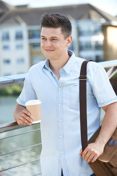 Férfi séta a városi környezetben munka elvihető kávé — Stock Fotó