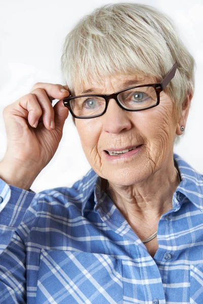 Mulher sênior experimentando novos óculos — Fotografia de Stock