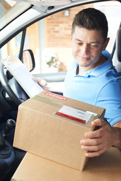 Courier v Van balíček doručíte domácí domu — Stock fotografie