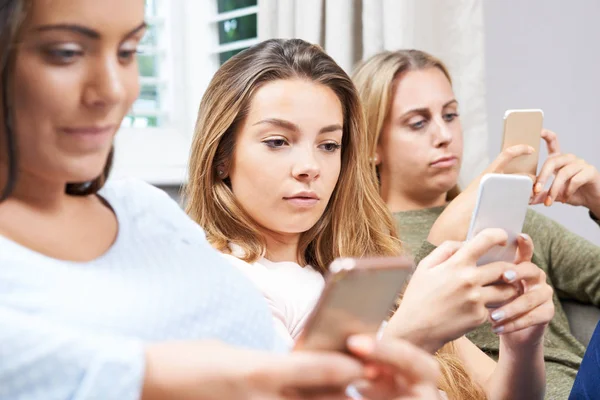 Grupp tonåriga flickor använder mobiltelefoner hemma — Stockfoto