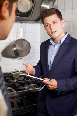 Sağlık müfettişi toplantı Restoran mutfak şefi ile