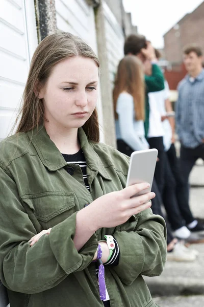 Dospívající dívka pomocí mobilního telefonu v městském prostředí — Stock fotografie