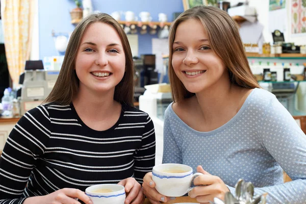 Retrato de dos amigas adolescentes que se reúnen en el café —  Fotos de Stock