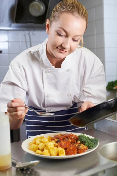 Female Chef Working In Restaurant Kitchen — Stock Photo, Image