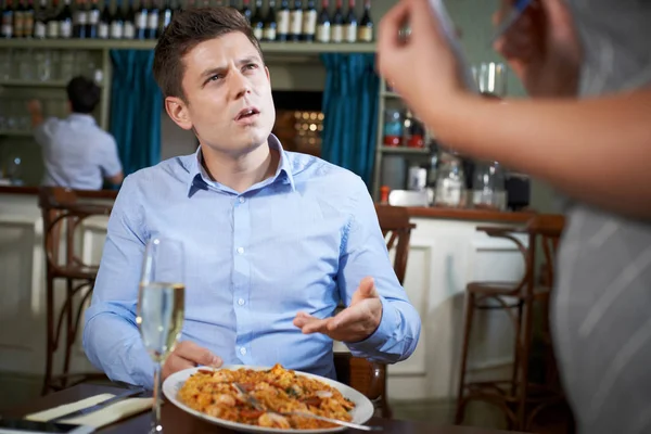 Klienta w restauracji skargę do kelnerka o żywności — Zdjęcie stockowe