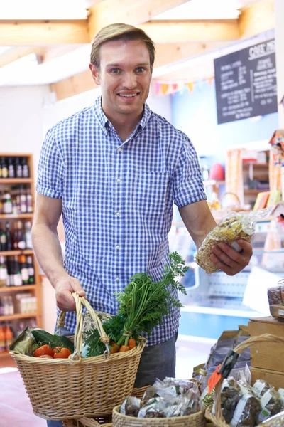 Male Shopper In Delicatessen Buying Organic Produce — Stock Photo, Image