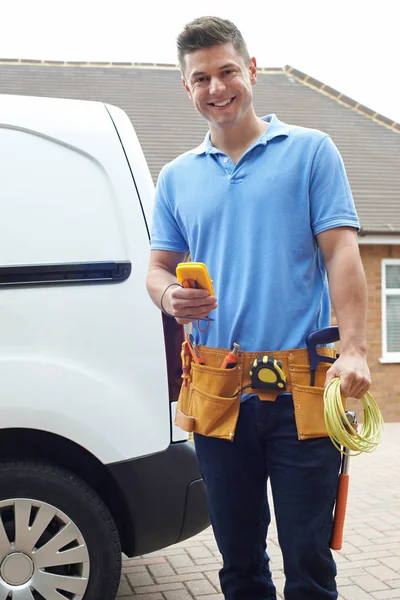 Porträtt av elektriker med Van utanför huset — Stockfoto