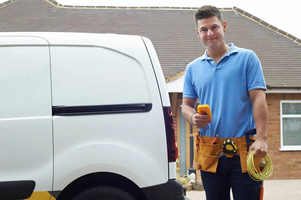 Porträtt av elektriker med Van utanför huset — Stockfoto