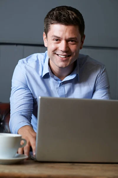 Uomo d'affari che lavora sul computer portatile in Internet Cafe — Foto Stock