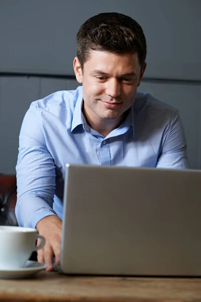 Uomo d'affari che lavora sul computer portatile in Internet Cafe — Foto Stock